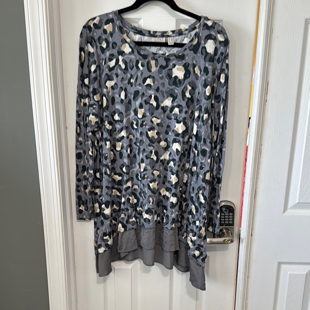 Women's LOGO Gray Leopard Print Top